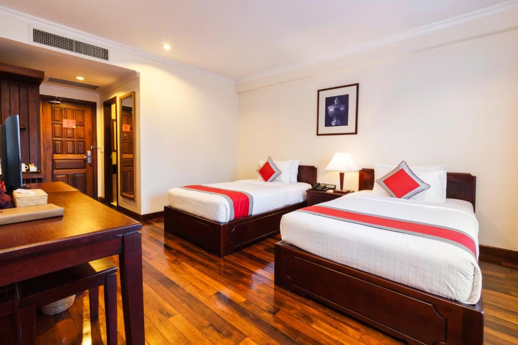 Postel nebo postele na pokoji v ubytování Saem Siemreap Hotel
