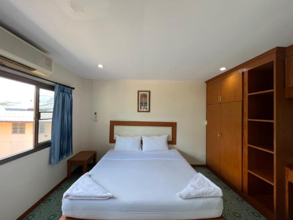ein Schlafzimmer mit einem großen Bett und einem Fenster in der Unterkunft Baan Wang Bua in Ban Khok Kroat