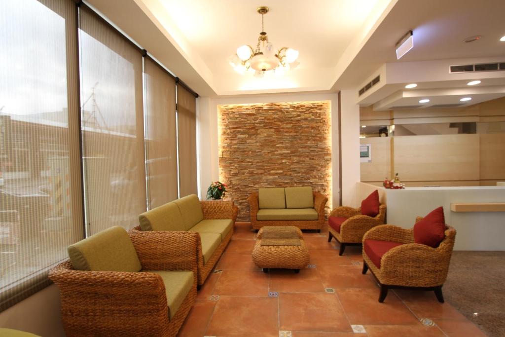 una sala de espera con sillas y una pared de ladrillo en Silia Hostel, en Jian