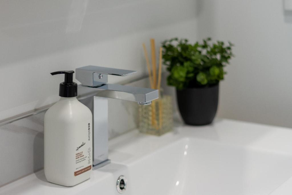 Indulge in Christchurch Hagley Park 2 bed 2 bath - Resim 29