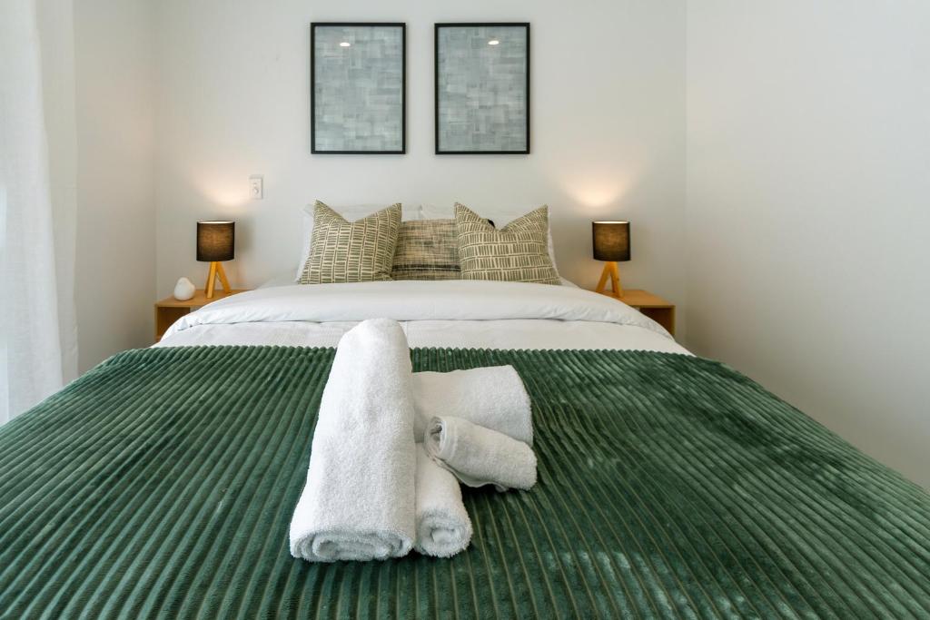 Indulge in Christchurch Hagley Park 2 bed 2 bath - Resim 26