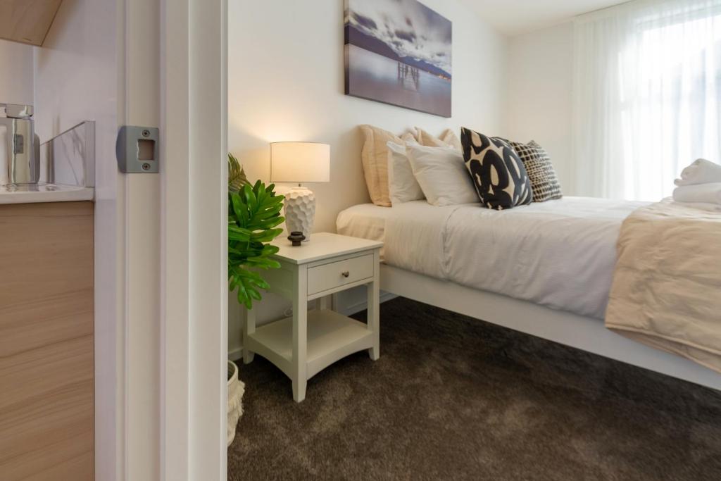 Indulge in Christchurch Hagley Park 2 bed 2 bath - Resim 17