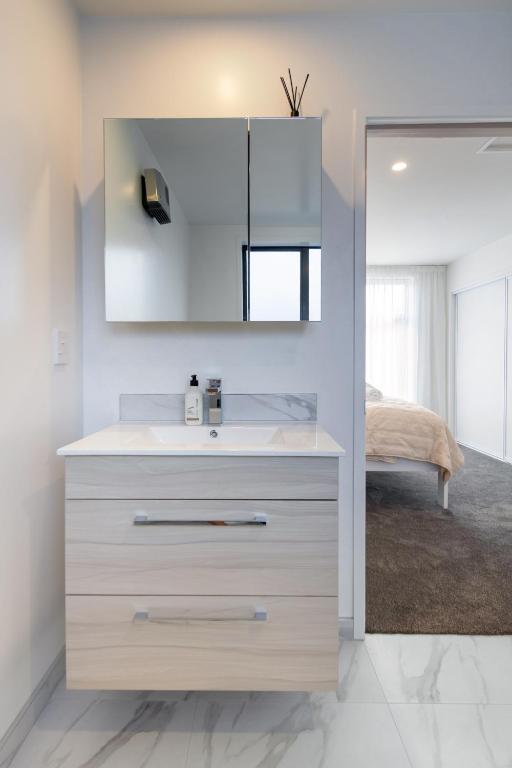 Indulge in Christchurch Hagley Park 2 bed 2 bath - Resim 28