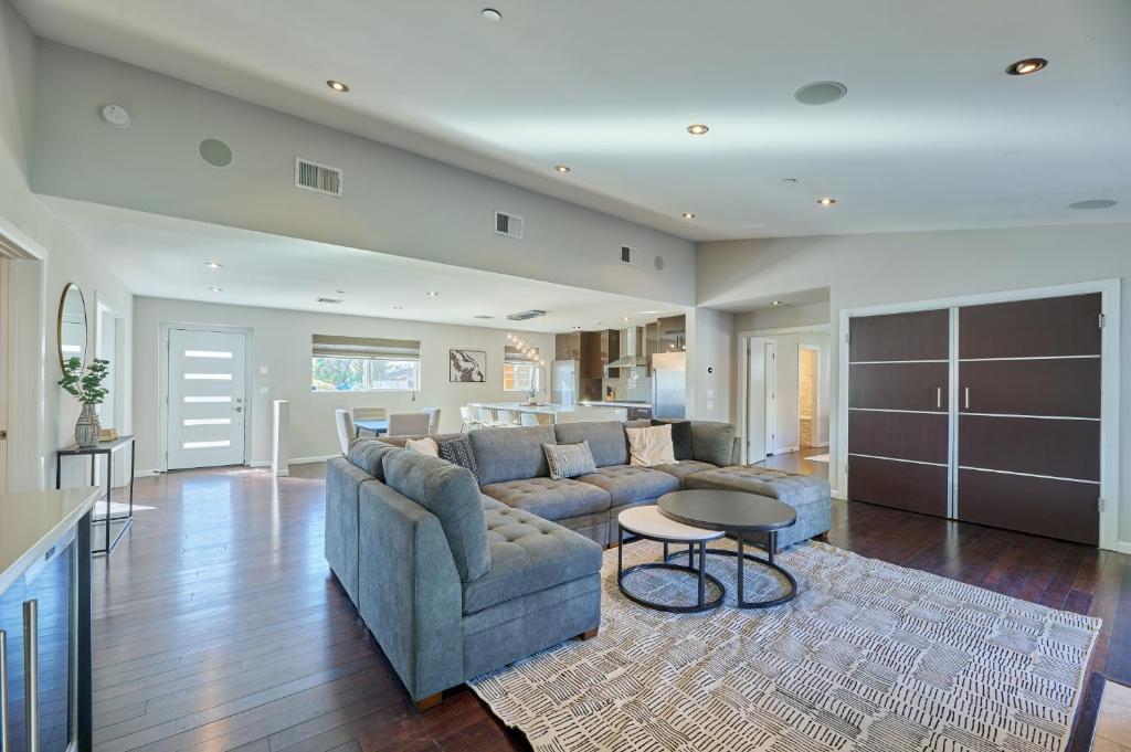uma sala de estar com um sofá e uma mesa em Amazing Location! Old Town Scottsdale Modern Home em Scottsdale