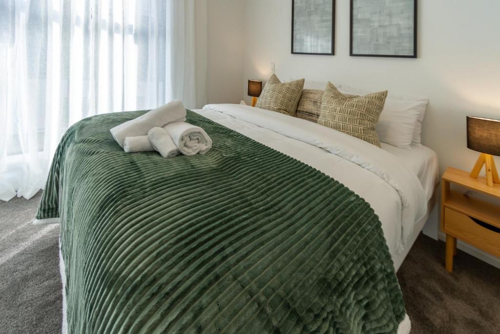 Indulge in Christchurch Hagley Park 2 bed 2 bath - Resim 24