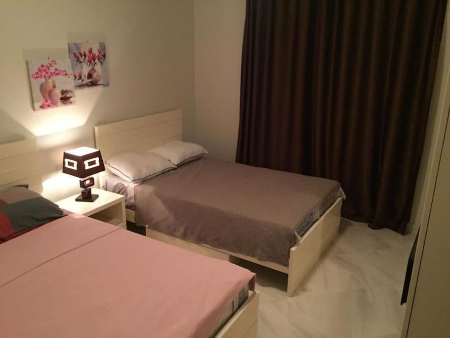 Säng eller sängar i ett rum på Lovely 3-bedroom vacation home -Marassi