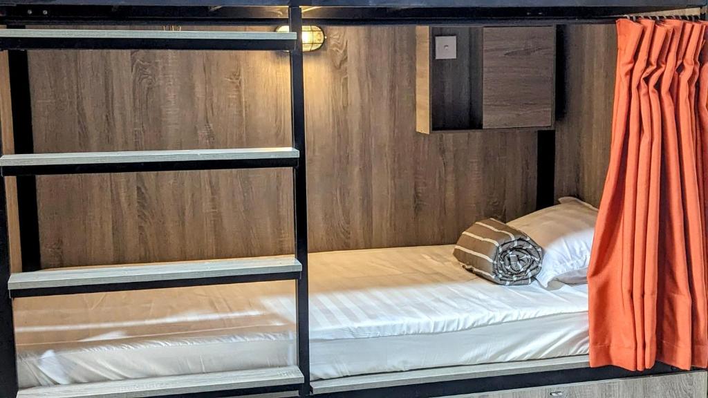 Voodi või voodid majutusasutuse Base Backpackers toas