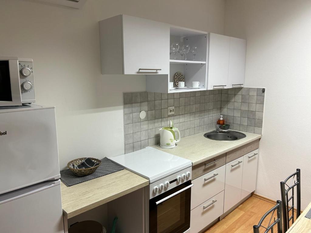 Kuchyň nebo kuchyňský kout v ubytování Kondé Apartments A