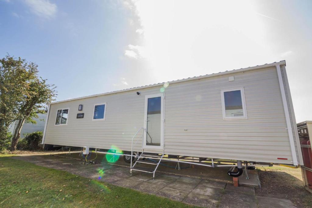 a large white mobile home on a lot at Lovely 6 Berth Caravan Close To The Beach In Suffolk Ref 68030bs in Lowestoft