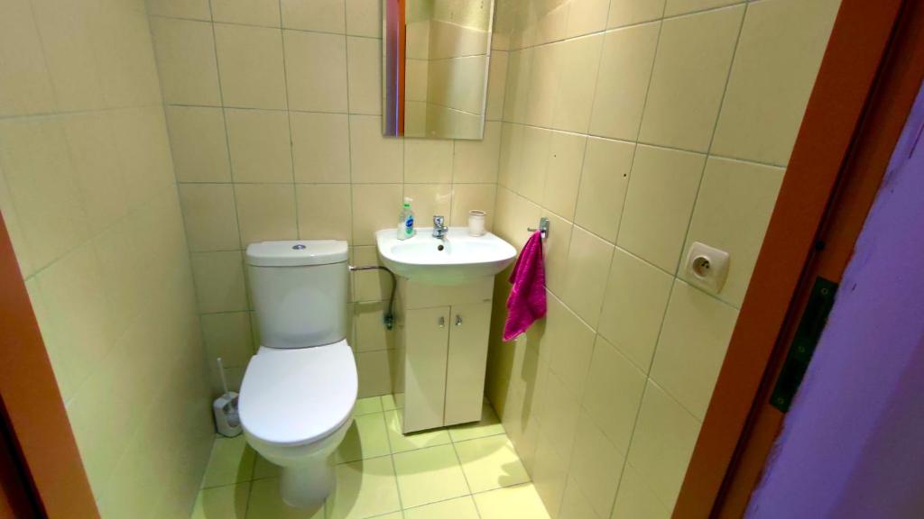 Kúpeľňa v ubytovaní Riverside Stay at Stary Rynek - billiards, foosball and arcade games