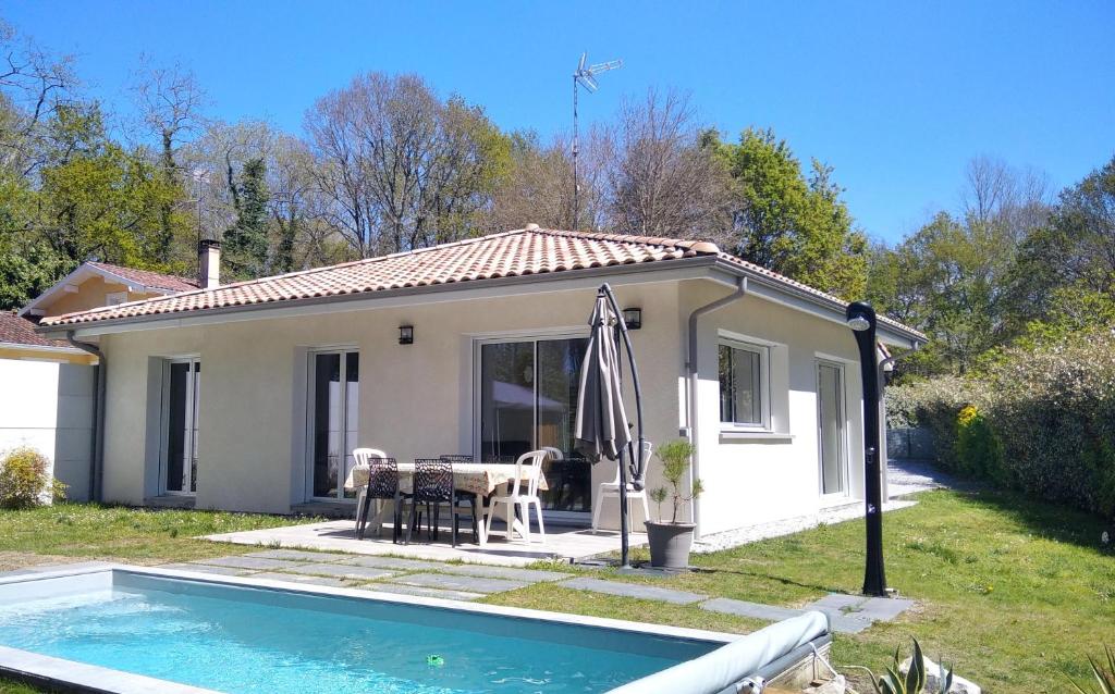 a small house with a pool in front of it at Maison Solyselva Piscine- Proche océan- Climatisée in Saubion