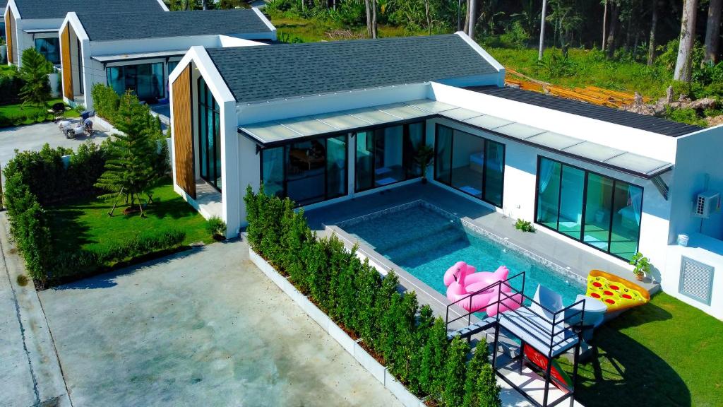 una vista aérea de una casa con piscina en Villa Paramount 2, en Nakhon Nayok