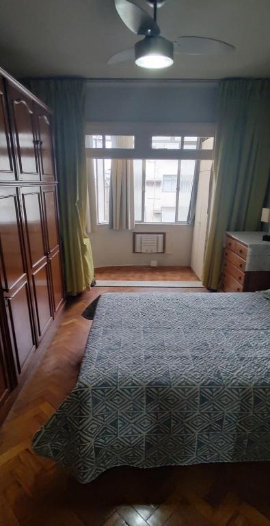 1 dormitorio con cama y ventana grande en Real Apartments 069 - Apartamento completo em Copacabana próximo a praia, en Río de Janeiro