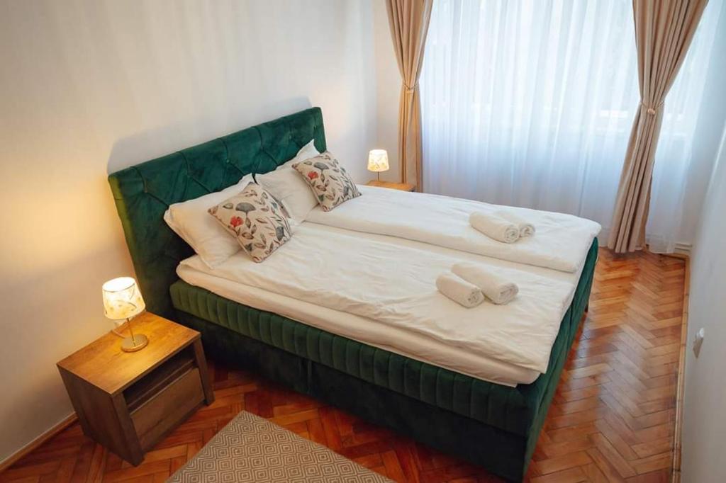 um quarto com uma cama grande com almofadas em Apart Relax Turda em Turda