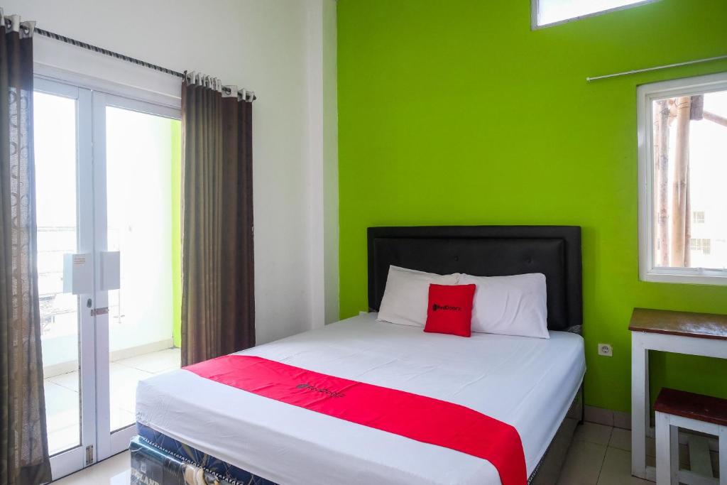 Säng eller sängar i ett rum på RedDoorz near Pakuwon Mall Solo Baru