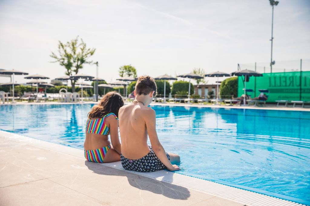 Bazén v ubytování Hotel Baya - in centro, sul mare nebo v jeho okolí