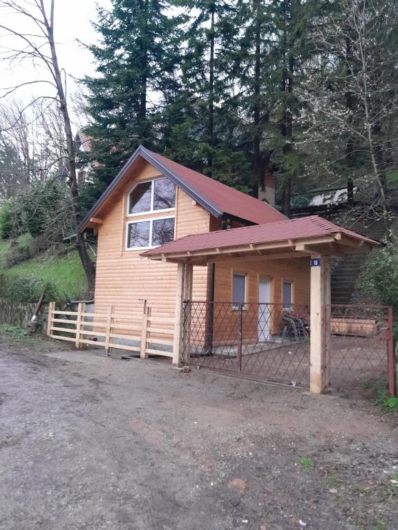 una casa de madera con una valla delante en Rudnička čarolija, en Rudnik