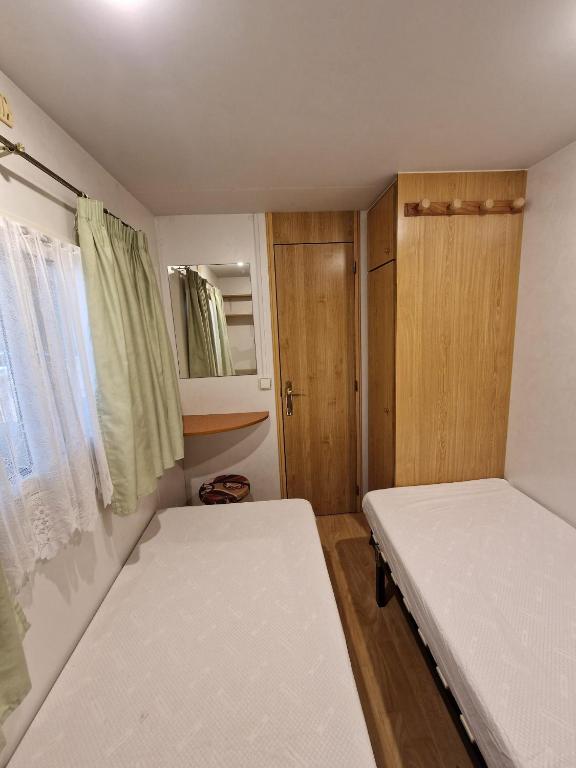 Łóżko lub łóżka w pokoju w obiekcie Gard les Dolmens
