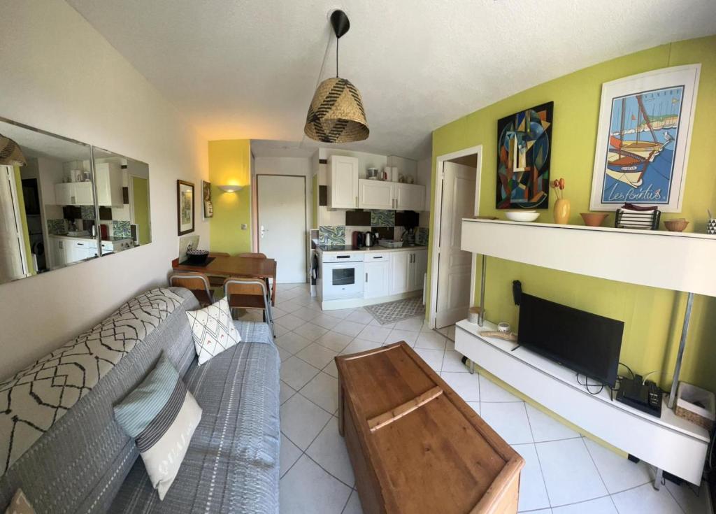 a living room with a couch and a tv at Boost Your Immo Six Fours Les Plages Coudoulière capvert 270 in Six-Fours-les-Plages