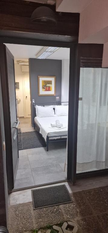 Blick auf ein Schlafzimmer mit einem Bett und einem Fenster in der Unterkunft Cosy studio in Pilea Thessaloniki in Thessaloniki