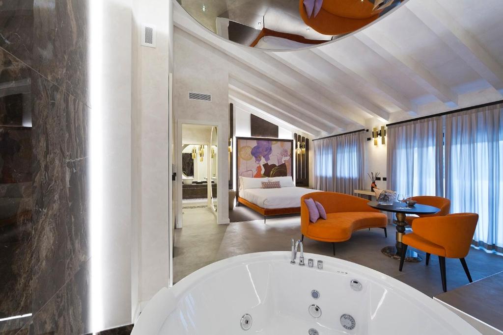 Posedenie v ubytovaní Vip's Motel Luxury Accommodation & Spa