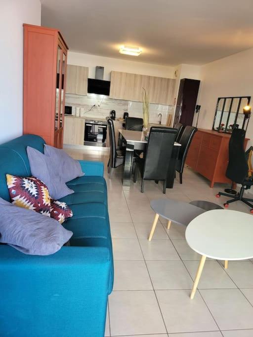 un salon avec un canapé bleu et une table dans l'établissement Panier de Papet, Vélodrome/Prado avec Terrasse 3, à Marseille