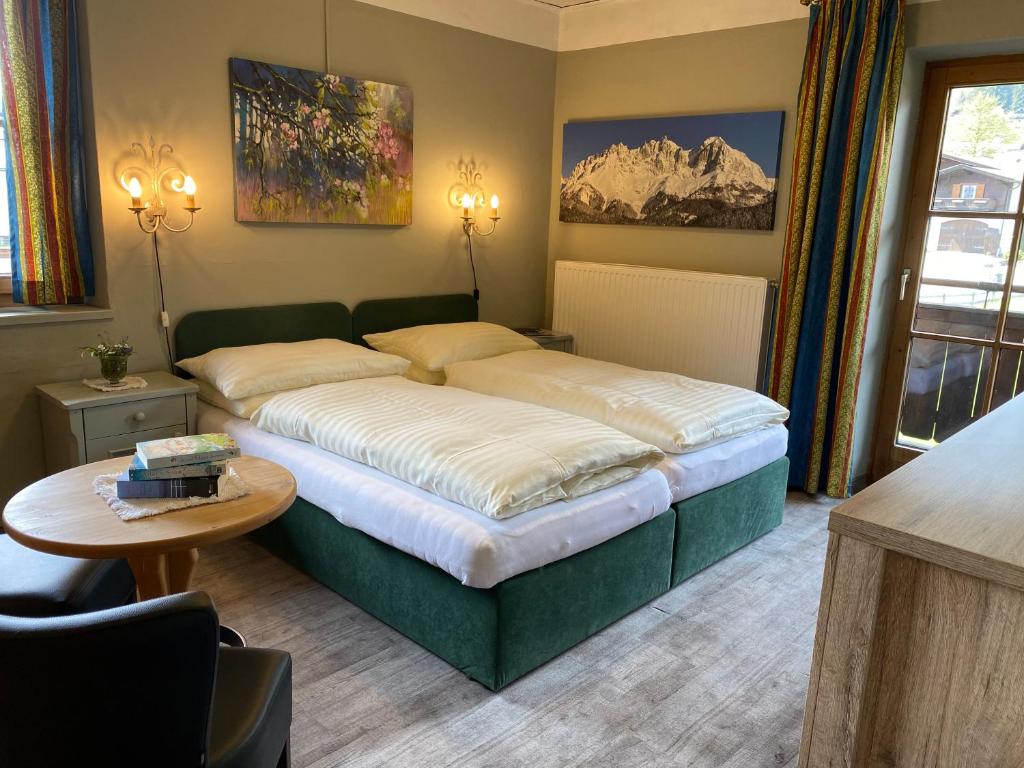Postel nebo postele na pokoji v ubytování Hotel Edelweiss Kitzbühel