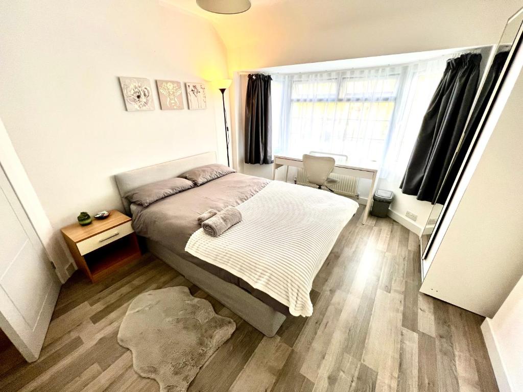 Habitación pequeña con cama y ventana en Comfortable Double Room for One Person, en Hither Green