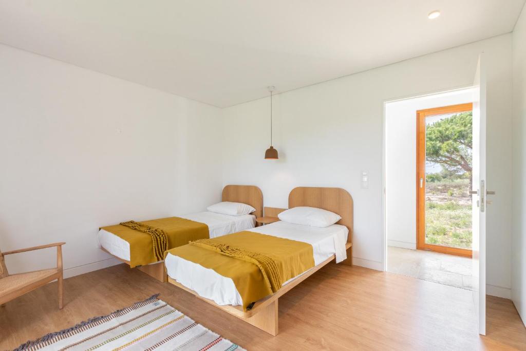 Postel nebo postele na pokoji v ubytování Alentejo Pine Trees Villa