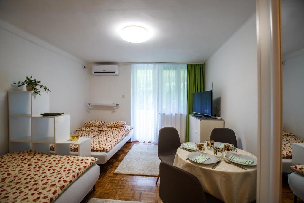 Voodi või voodid majutusasutuse Süllő utcai apartman Fonyód VÍZPARTI és PANORÁMÁS! ON THE WATERFRONT and with Balaton panorama! toas