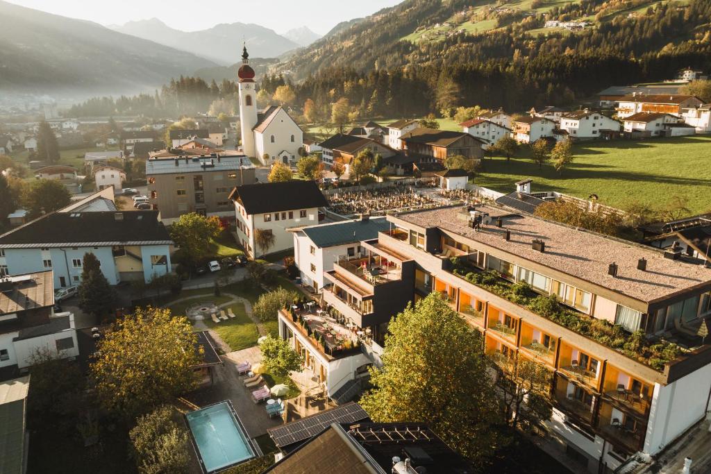 una vista aerea di una piccola città con torre dell'orologio di Mari Pop Hotel a Ried im Zillertal