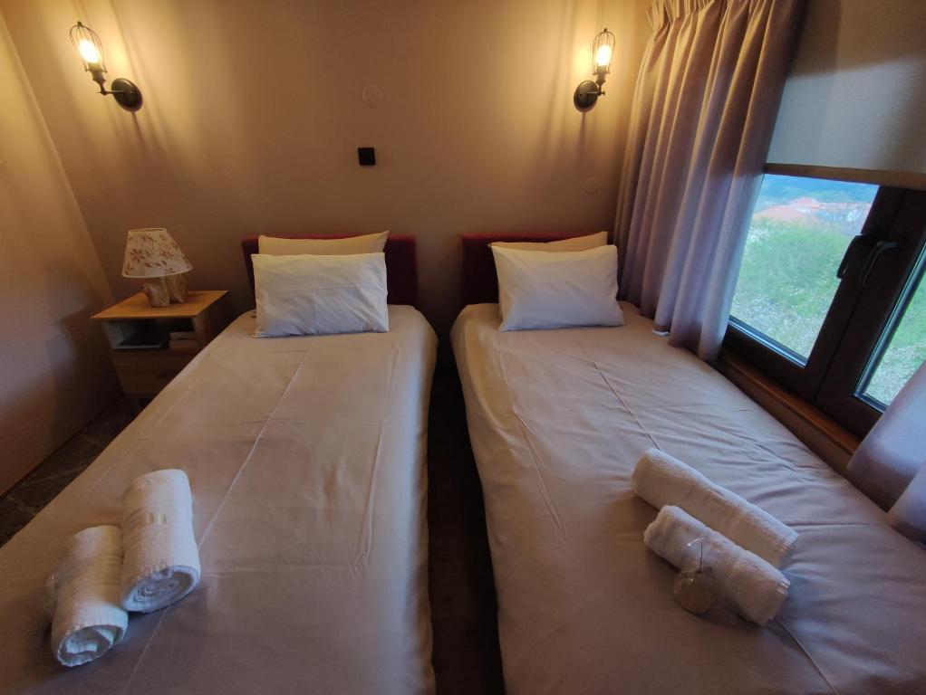 Postel nebo postele na pokoji v ubytování Herme's Hut