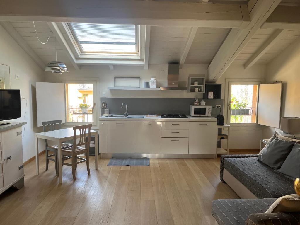 eine Küche und ein Wohnzimmer mit einem Sofa und einem Tisch in der Unterkunft Casa161 in Bologna