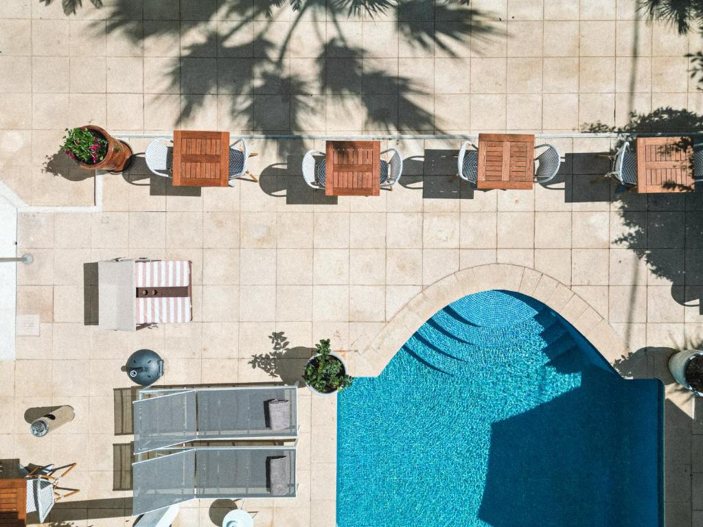 an overhead view of a swimming pool in a courtyard at Hôtel La Villa Juan Beach in Juan-les-Pins