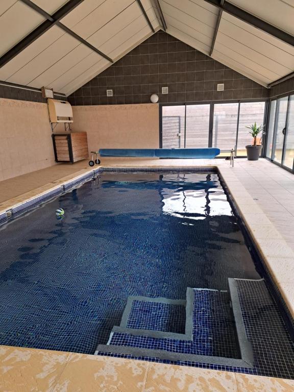 Bazén v ubytovaní La Chaumière avec piscine privée, à 5 minutes du Mont St-Michel alebo v jeho blízkosti