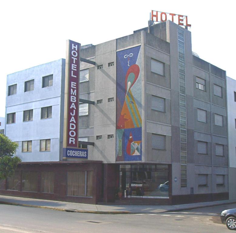 un edificio con un letrero de hotel en su lateral en Hotel Embajador en Rosario