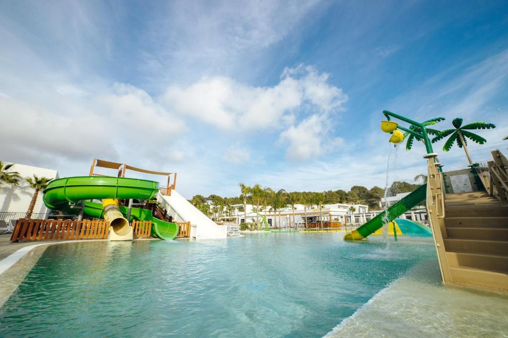 een waterpark met een glijbaan in het water bij Alannia Salou in Salou