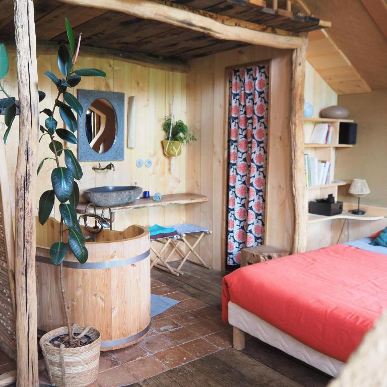 TV a/nebo společenská místnost v ubytování Ecolodge La Belle Verte