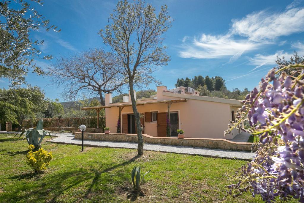 a house with a garden in front of it at Al posto giusto -appartamento Gioia in Riotorto