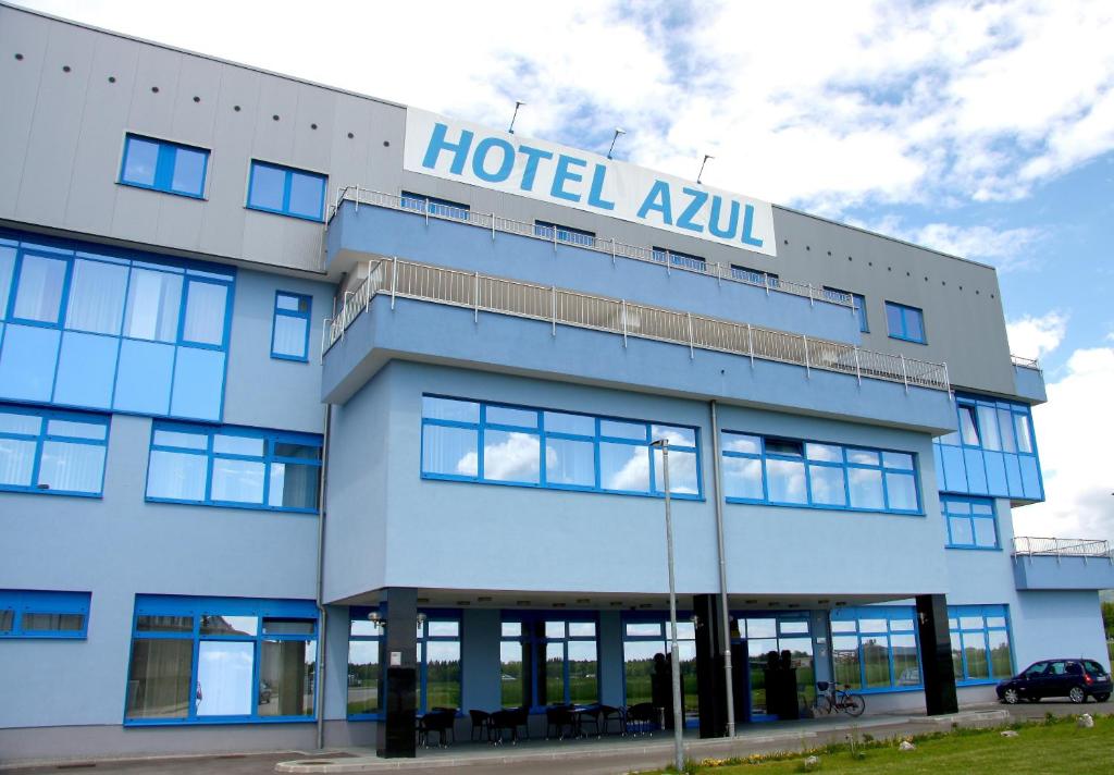 un edificio dell'hotel axu con un cartello sopra di Garni Hotel Azul a Kranj