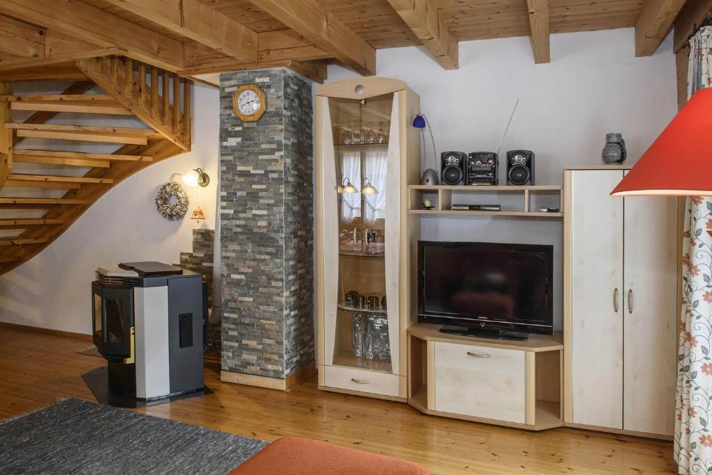 Televízia a/alebo spoločenská miestnosť v ubytovaní Haus Monika Silvrettablick