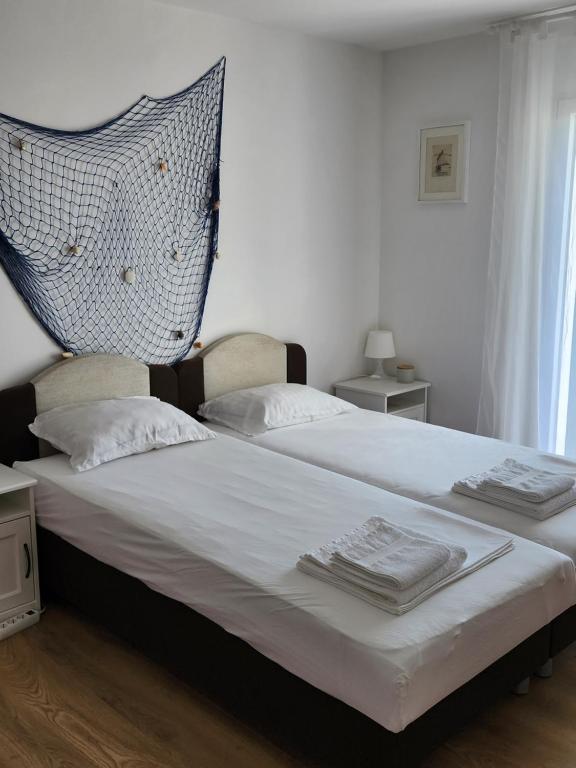 Postel nebo postele na pokoji v ubytování Apartmani Neva Supetar