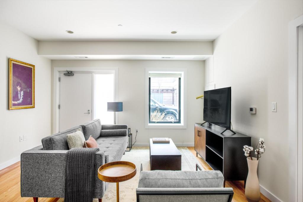 Area tempat duduk di Fenway 2BR w Gym steps from Fenway Park BOS-372