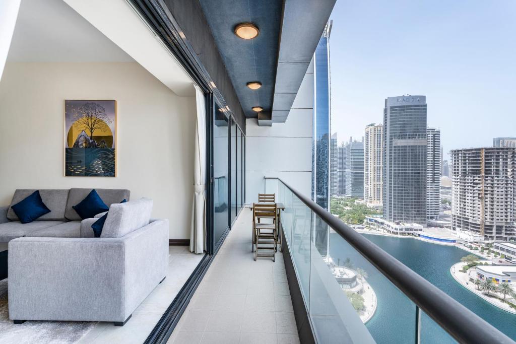 Снимка в галерията на Goldcrest Views - 2BR Apartment - Allsopp&Allsopp в Дубай