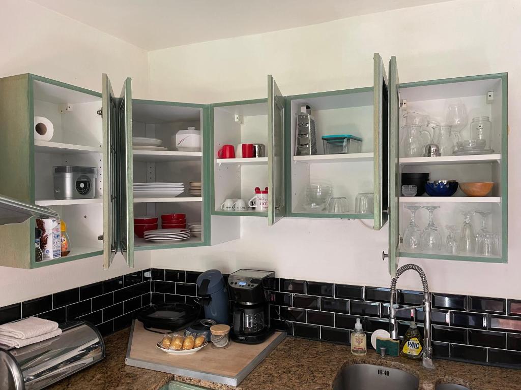 Kuchyň nebo kuchyňský kout v ubytování Maison de Jardin - Confort, commodité, bien équipé