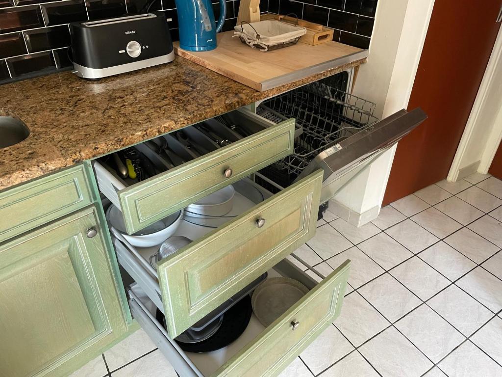 Kuchyň nebo kuchyňský kout v ubytování Maison de Jardin - Confort, commodité, bien équipé
