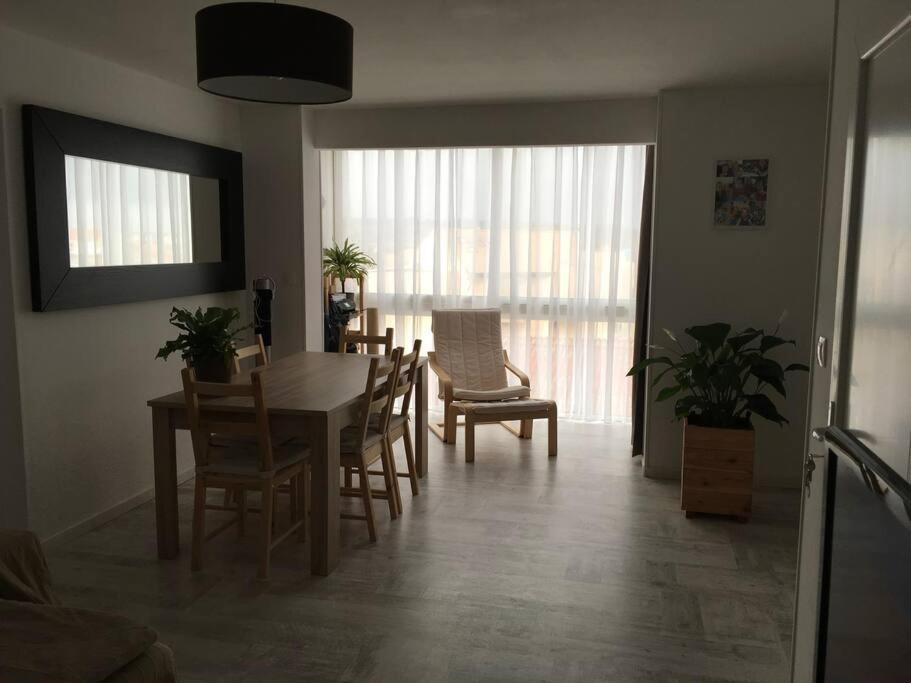 jadalnia i salon ze stołem i krzesłami w obiekcie Appartement T3 proche de la mer w mieście Narbona