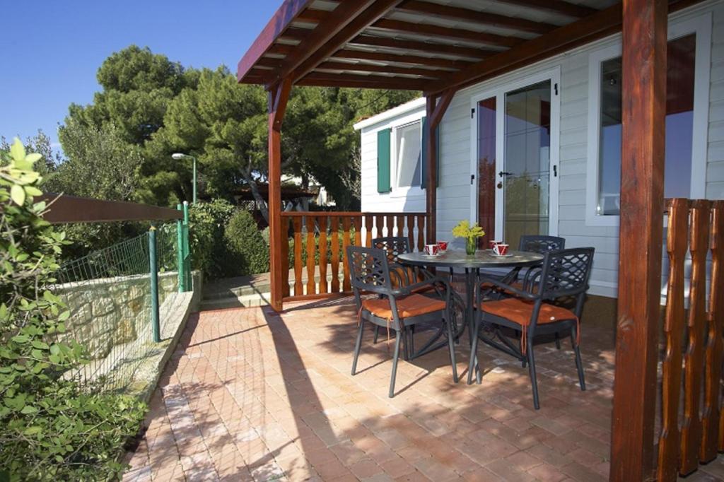 Pansion Zlatna ribica - Two-Bedroom Bungalow With Terrace And Sea View