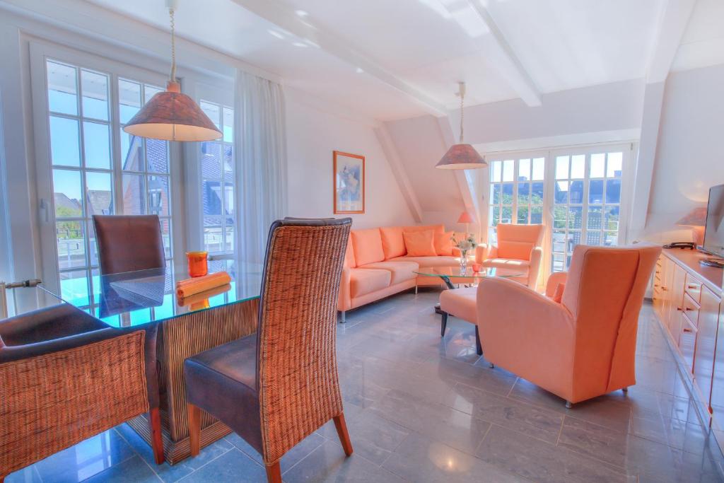 uma sala de estar com um sofá e uma mesa em Abaco 2N - a83653 em Wenningstedt