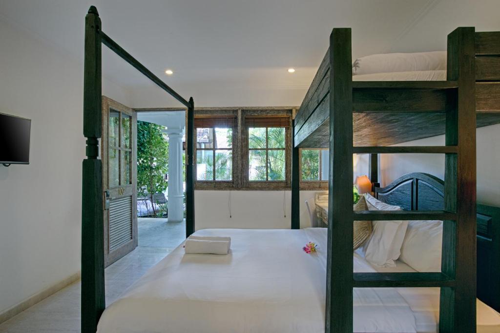 een slaapkamer met 2 stapelbedden en een deuropening bij OK Divers Resort & Spa in Padangbai